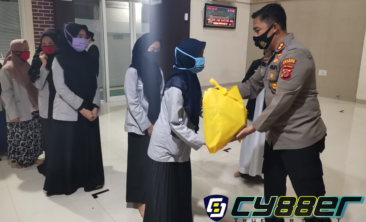 Kapolres Karawang Berikan Santunan PadaAnak Yatim Di Masjid Miftahul Hidayah
